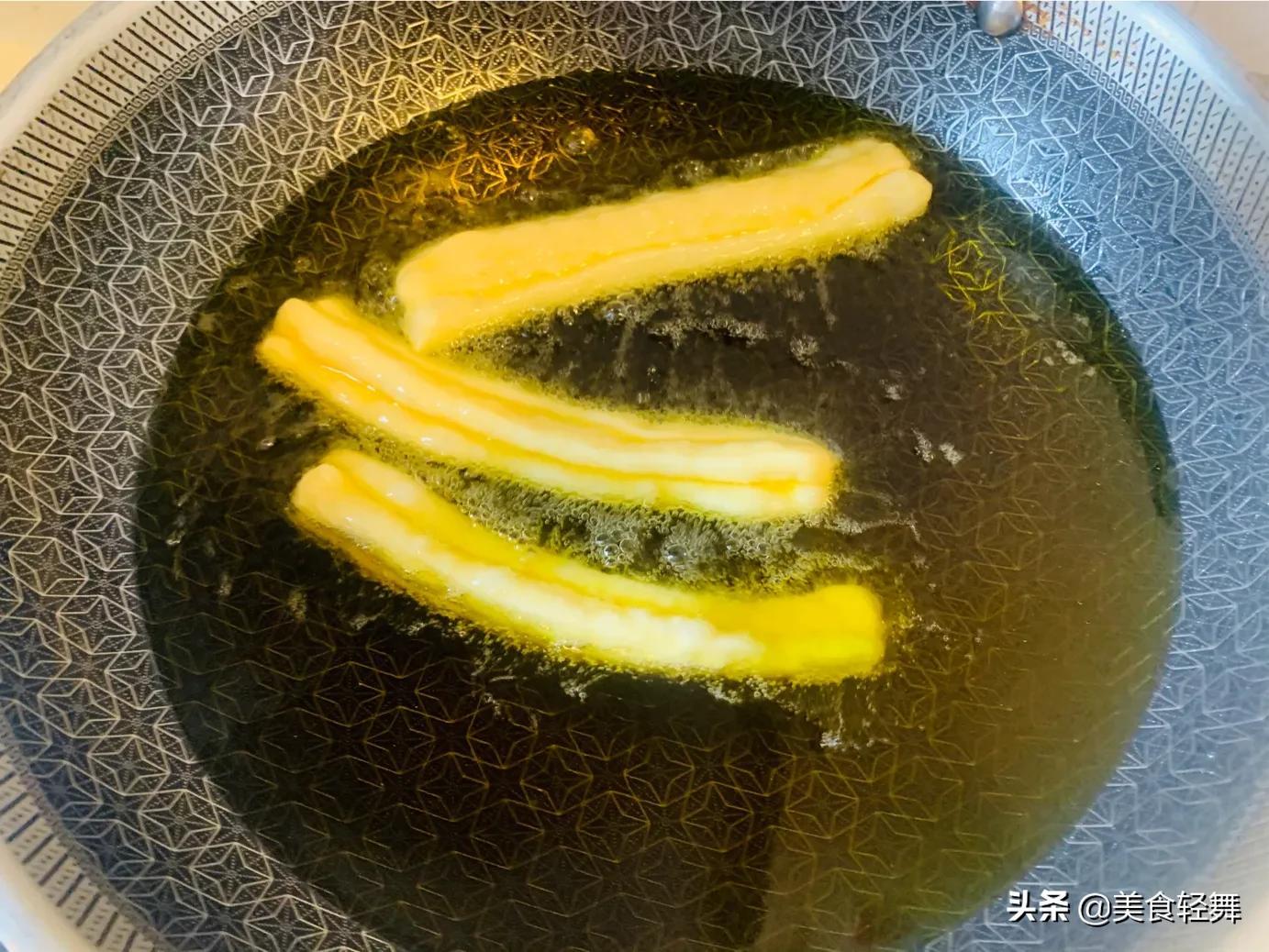炸油条为啥要头天晚上发面,这样做大油条0失败